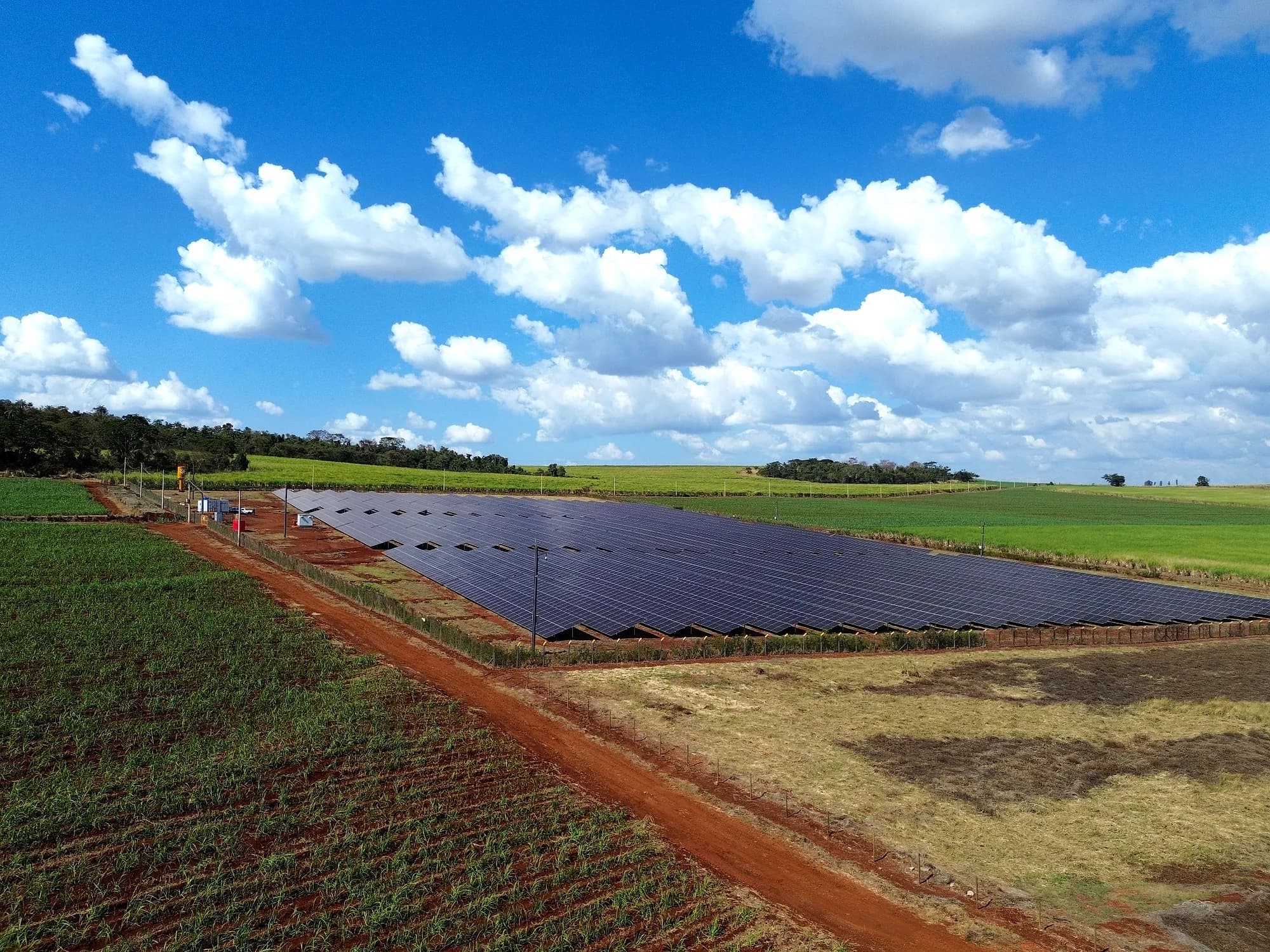 UFV Igarapava ao longe, entre as plantações