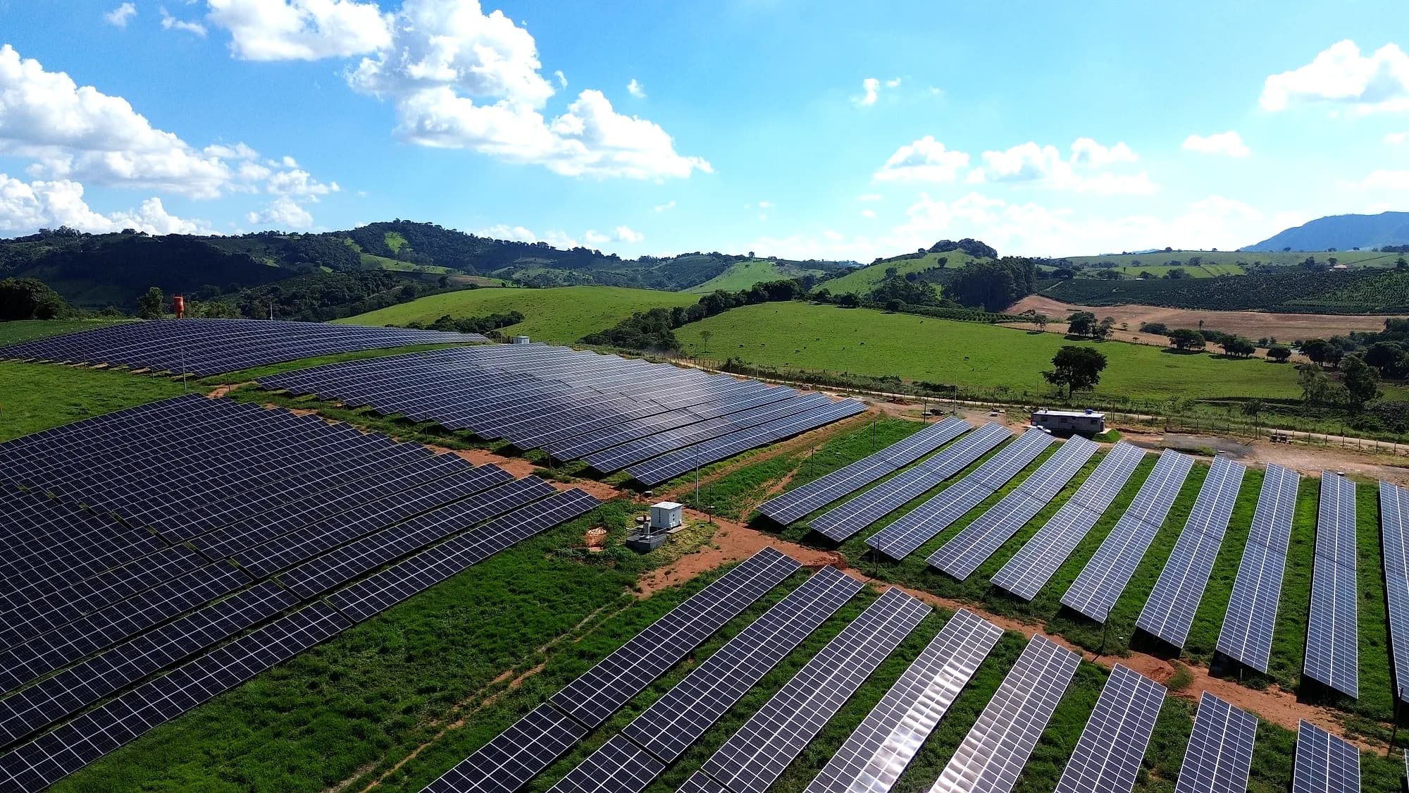 Fileiras de painéis solares da UFV Monte Sião