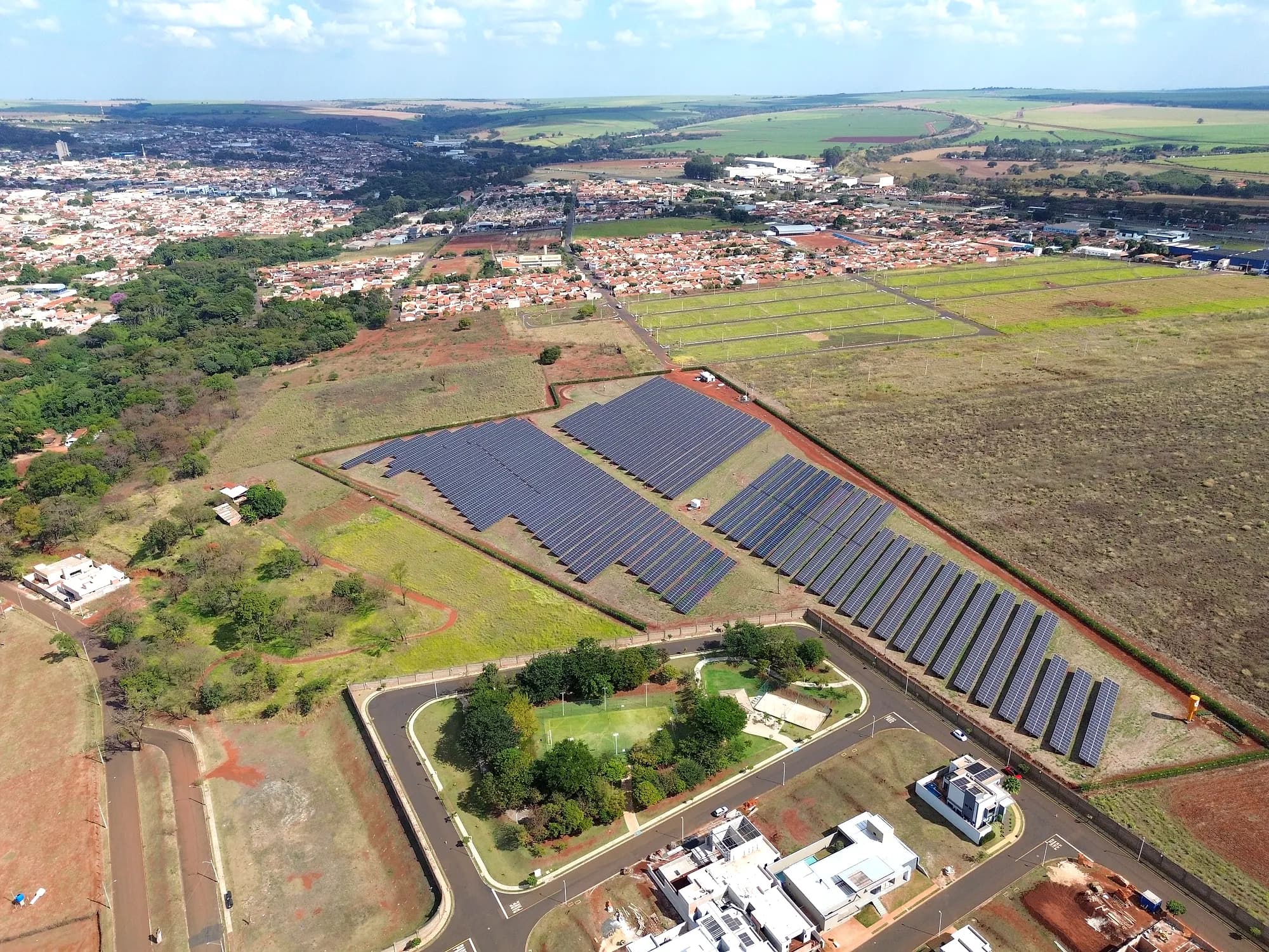 Vista aérea da UFV São Joaquim da Barra com a cidade ao fundo