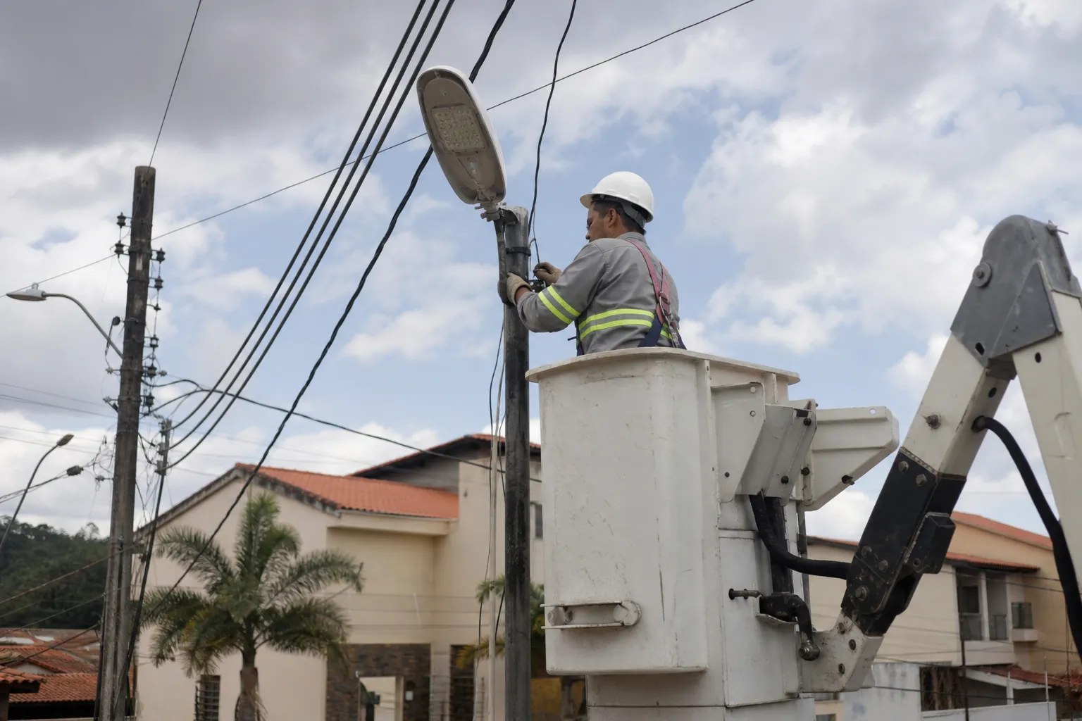 Taxa de iluminação pública na conta de luz: o que é a CIP/COSIP e por que os créditos de energia não abatem esse valor